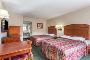 坎普泉坎普斯普林斯戴斯酒店的酒店客房设有两张床和一张桌子。