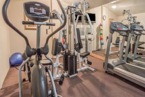 坎普泉坎普斯普林斯戴斯酒店的健身房设有数台跑步机和有氧运动器材