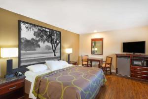 马丁内斯马丁内斯速8酒店的配有一张床和一台平面电视的酒店客房