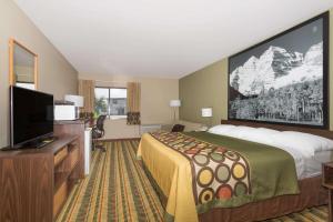 斯特林斯特林速8酒店的配有一张床和一台平面电视的酒店客房