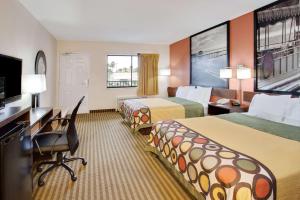 奥兰多速8奥兰多国际大道北酒店的酒店客房配有两张床和一张书桌