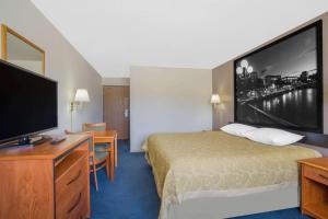 温尼马卡温尼马卡速8酒店的配有一张床和一台平面电视的酒店客房