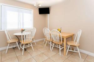 Cimarron HillsSuper 8 by Wyndham Cos/Hwy. 24 E/PAFB Area的一间带桌椅的用餐室