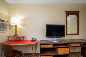 克雷格克雷格速8酒店的客房设有一张带电视和台灯的书桌。