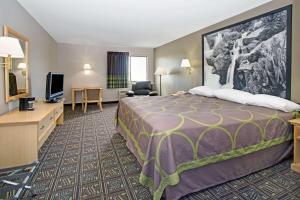 柯林斯堡柯林斯堡速8酒店的配有一张床和一台平面电视的酒店客房