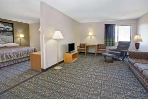 柯林斯堡柯林斯堡速8酒店的配有一张床和一张书桌的酒店客房