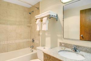 斯坦福德斯坦福速8酒店的一间带水槽、浴缸和卫生间的浴室
