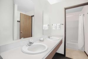 莫斯科FairBridge Inn & Suites Moscow - Pullman的白色的浴室设有两个盥洗盆和镜子