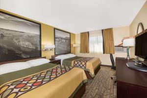 楠帕爱达荷州南帕速8酒店的酒店客房配有两张床和一张书桌