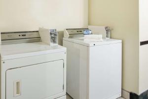 纽卡斯尔纽卡斯尔速8汽车旅馆的洗衣房配有2台洗衣机和烘干机