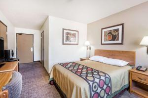 刘易斯堡速8刘易斯堡酒店的小型酒店客房配有床和电视。
