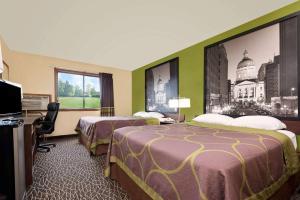 曼西曼西速8酒店的酒店客房设有两张床和电视。