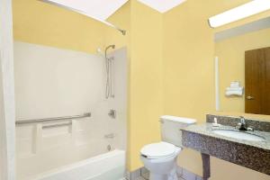 曼西曼西速8酒店的浴室配有白色卫生间和盥洗盆。