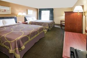 哥伦布哥伦布北速8酒店的酒店客房设有两张床和一张桌子。