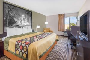 麦迪逊麦迪逊南速8酒店的配有一张床和一台平面电视的酒店客房