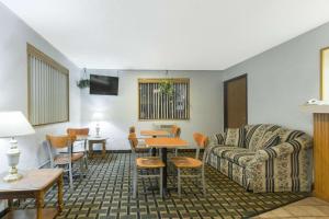 特温斯堡特温斯堡速8酒店的客厅配有沙发和桌子