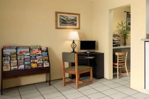 锡达拉皮兹锡达拉皮兹东速8酒店的客房设有一张桌子、一台电脑和一把椅子