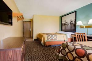 门托速8门托尔酒店的酒店客房设有两张床和一台平面电视。