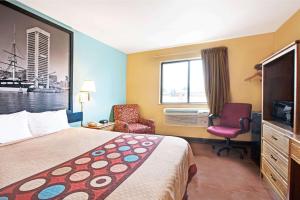 Essex巴尔的摩/埃塞克斯地区速8酒店的酒店的客房 - 带一张床、椅子和窗户
