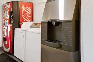 Essex巴尔的摩/埃塞克斯地区速8酒店的厨房配有古柯可乐冰箱和炉灶。