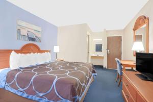 米德尔敦米德尔顿速8酒店的配有一张床和一台平面电视的酒店客房