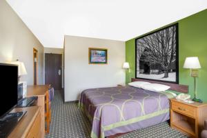 拉德福拉德福速8酒店的配有一张床和一台平面电视的酒店客房