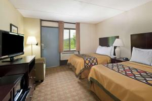 白河交界处速8白河交叉路口酒店的酒店客房设有两张床和一台平面电视。