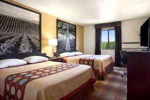 超级8爱达荷瀑布酒店客房内的一张或多张床位