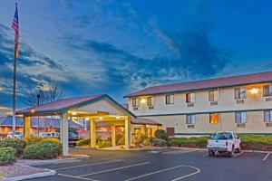 Union Gap尤宁加普亚基马区速8酒店的停泊在停车场的卡车的酒店