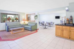 Howe豪速8酒店的客厅配有两张沙发和一张桌子