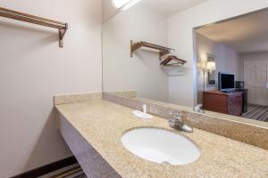 西门罗Super 8 by Wyndham West Monroe的一间带水槽和大镜子的浴室