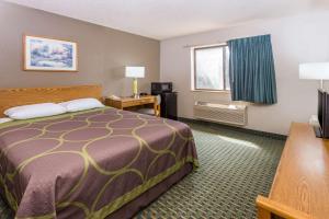 圣查尔斯圣查尔斯速8酒店的小型酒店客房设有床和窗户。