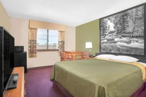里弗顿弗顿速8汽车旅馆的酒店客房设有一张床和一个大窗户