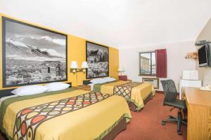 埃尔科埃尔科超级8的酒店客房配有两张床和一张书桌
