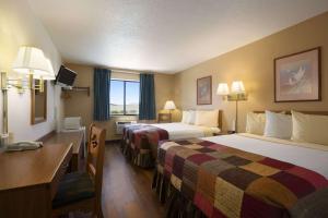 拉斯维加斯超级8拉斯维加斯汽车旅馆的酒店客房配有两张床和一张书桌