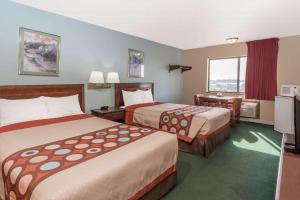 Woodstock伍德斯托克速8酒店的酒店客房配有两张床和一张书桌