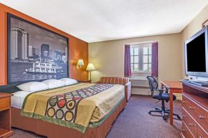 新奥尔良速8新奥尔良酒店的配有一张床和一台平面电视的酒店客房