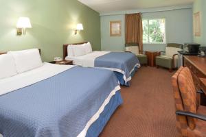 波蒂奇波蒂奇戴斯酒店的酒店客房设有两张床和电视。
