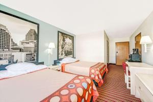 圣安东尼奥圣安东尼奥/嘉年华速8酒店的酒店客房设有两张床和盥洗盆