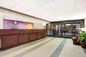 纽波特纽斯戴斯市中心酒店的医院的大厅,有等候室