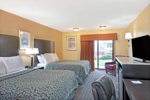 华盛顿戴斯华盛顿酒店的酒店客房设有两张床和一台平面电视。