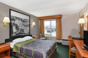 雅典雅典速8酒店的小型酒店客房设有床和窗户。