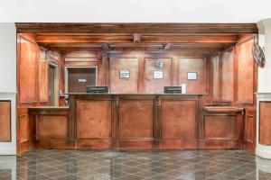 丹维尔速8丹维尔酒店的空的审判室,设有木镶板墙