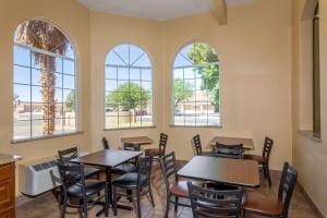 哈里肯锡安飓风速8酒店的用餐室设有桌椅和窗户。