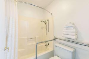 Eastland伊斯特兰速8酒店的带淋浴和卫生间的白色浴室
