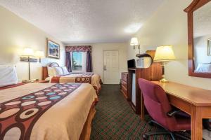 Eastland伊斯特兰速8酒店的酒店客房配有两张床和一张书桌