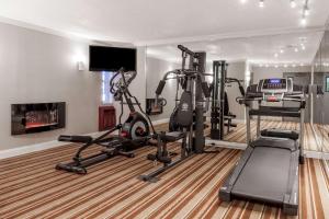 斯克内克塔迪速8酒店 - 斯克内克塔迪的健身房设有跑步机和平面电视