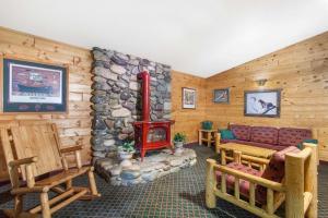 麦考尔Super 8 by Wyndham McCall的客厅设有石制壁炉和沙发。