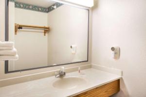 RichfieldSuper 8 by Wyndham Richfield Cleveland的一间带水槽和大镜子的浴室