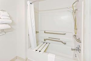 佳侬斯堡匹斯堡/匹兹堡地区速8酒店的浴室配有浴缸、淋浴和毛巾。